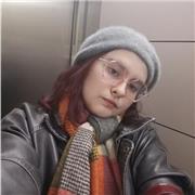 Apasionada de la historia y buena con los niños. Podría dar clases a primaria.